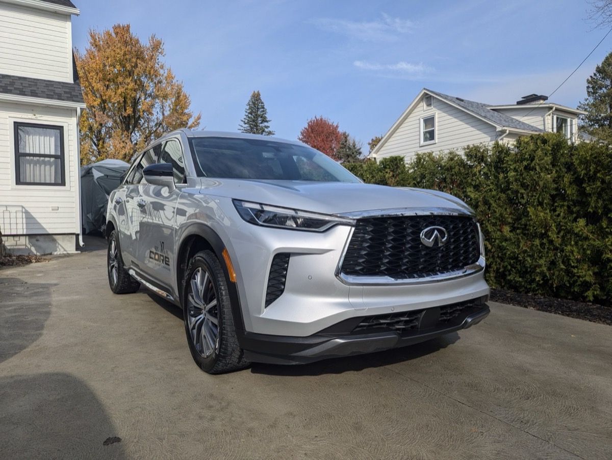 Infiniti QX60 argent après lavage extérieur premium à domicile