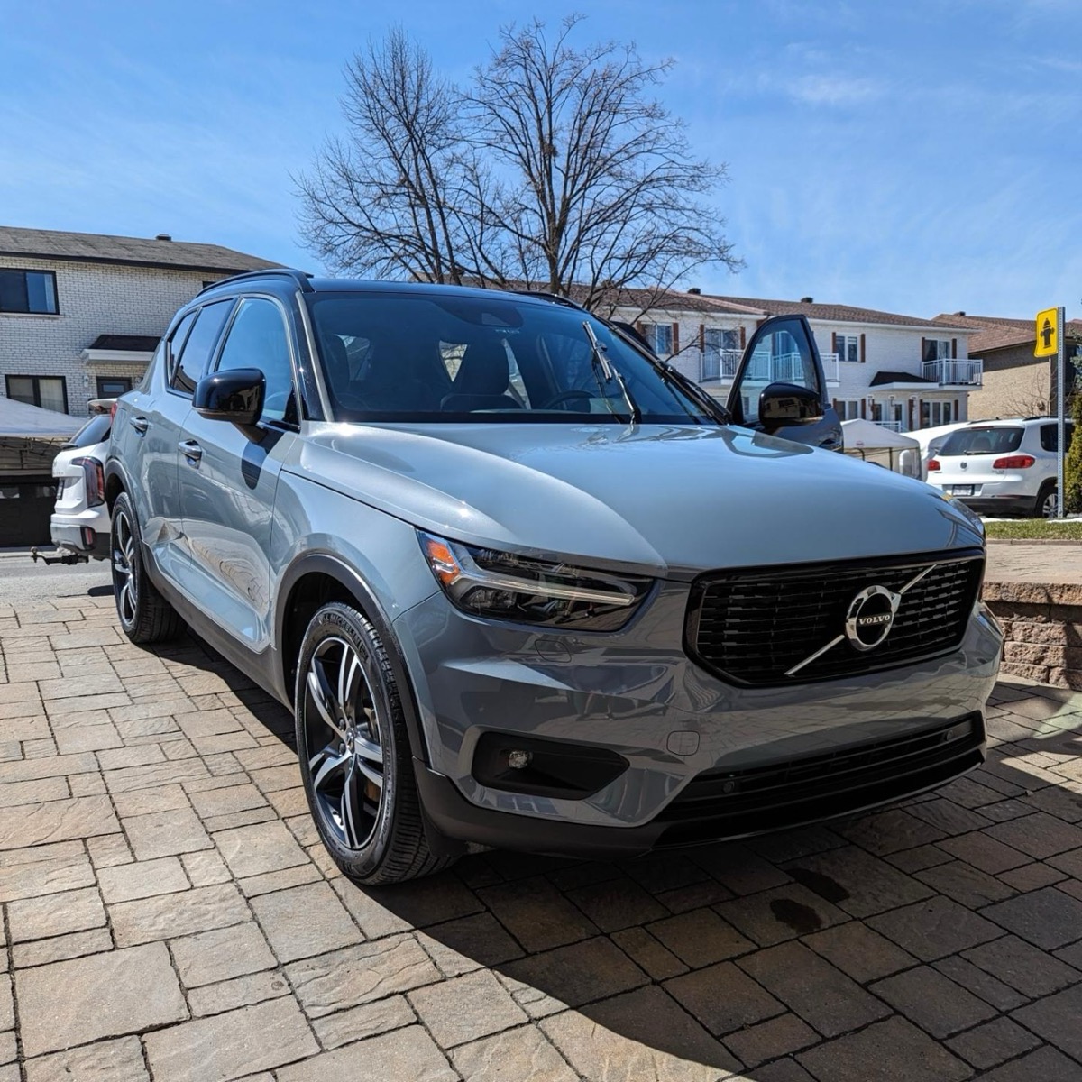 Volvo XC40 gris avec finition brillante par Luxeau